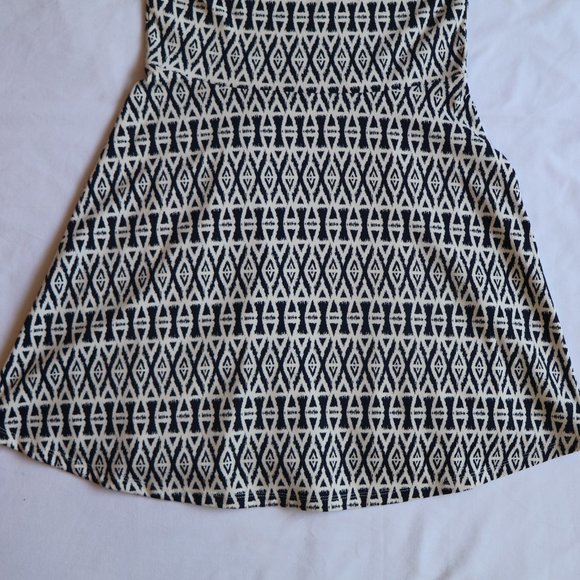 Patterned Navy and White Dress - Picture 3 of 6